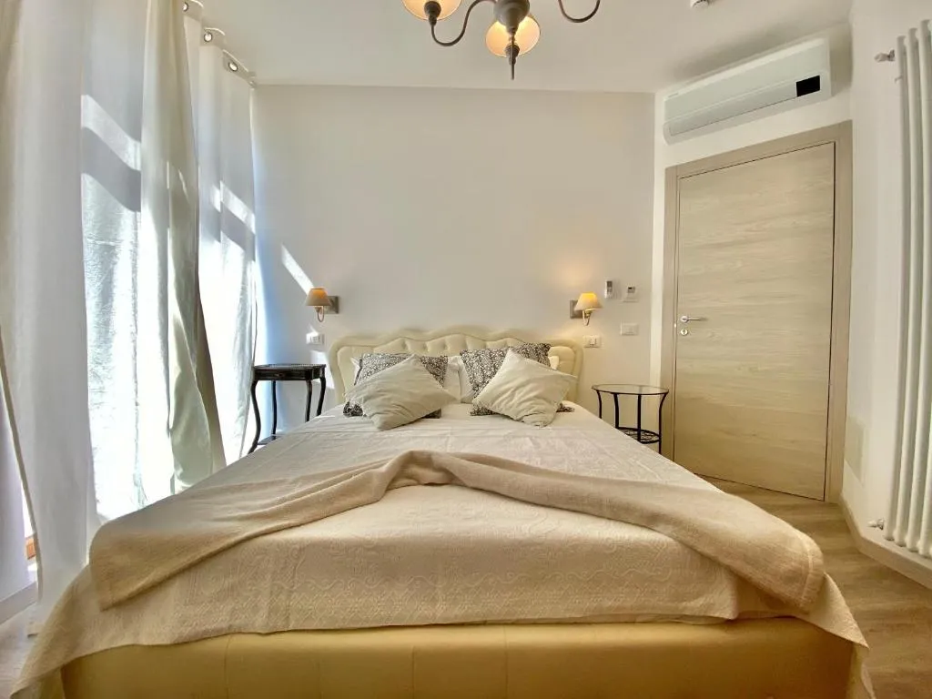 Image of UNIQUE ROOMS
