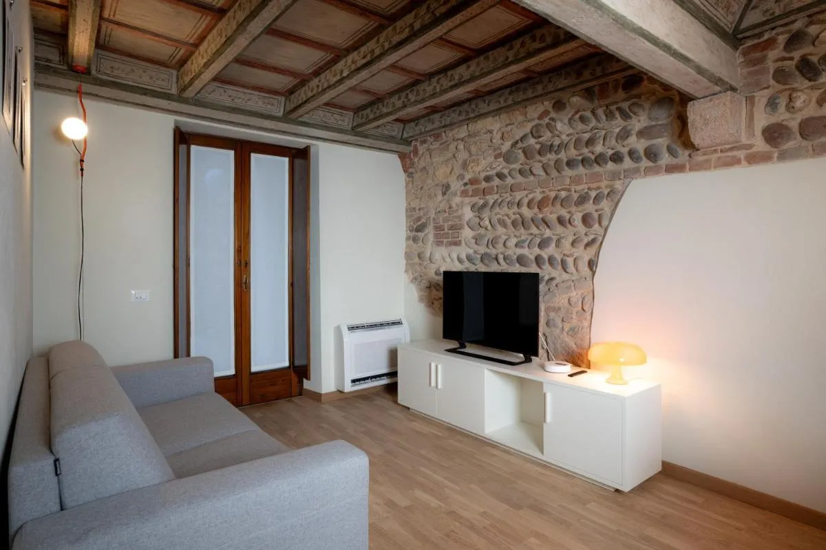 Image 2 of Verona Design