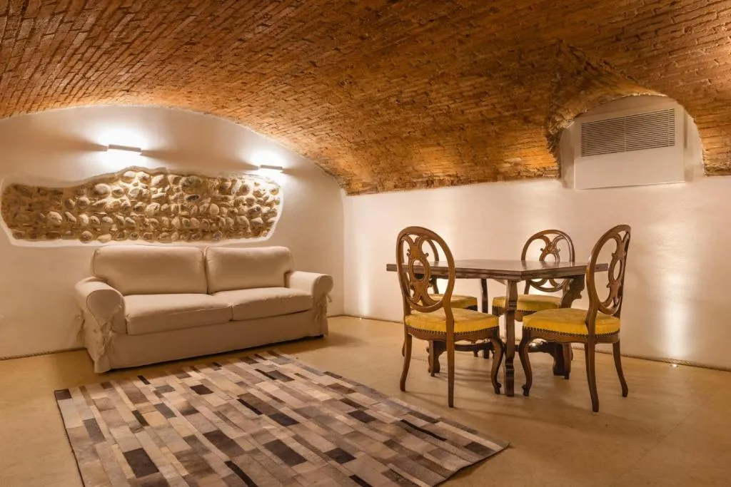 Image of Veronetta The Cellar
