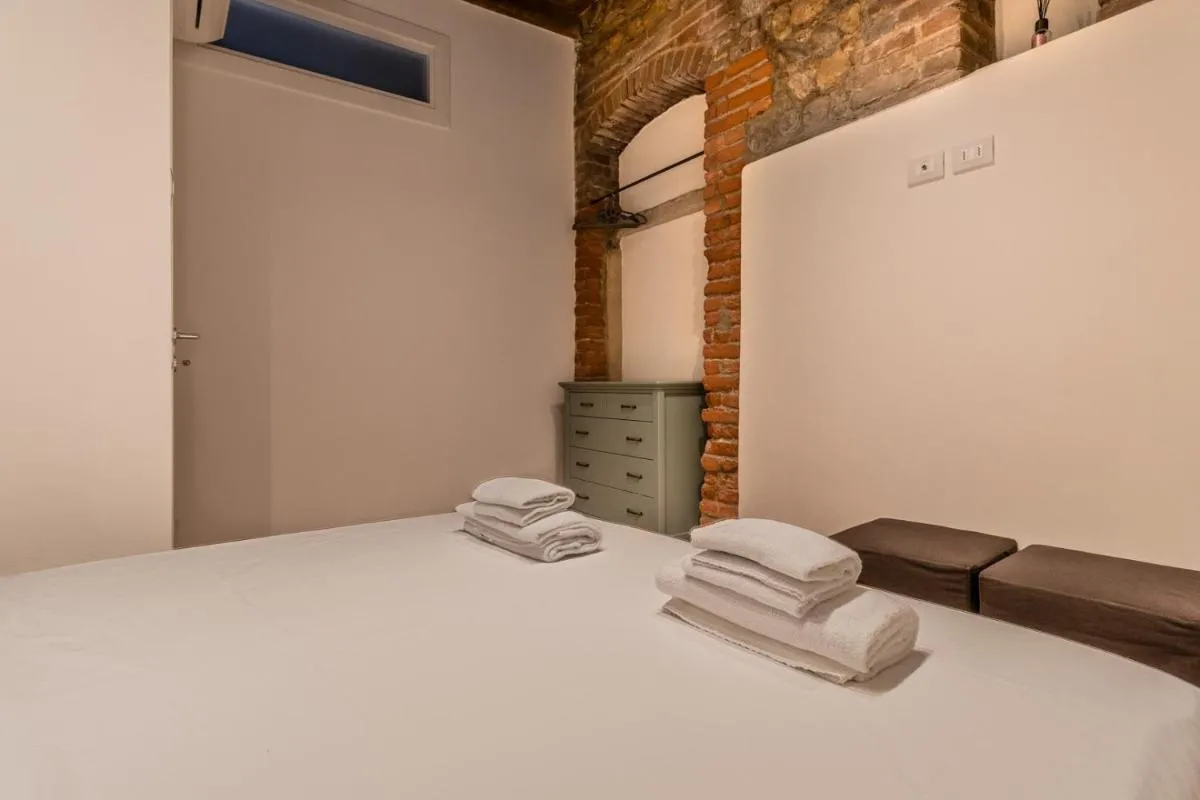 Image 2 of Veronetta The Cellar