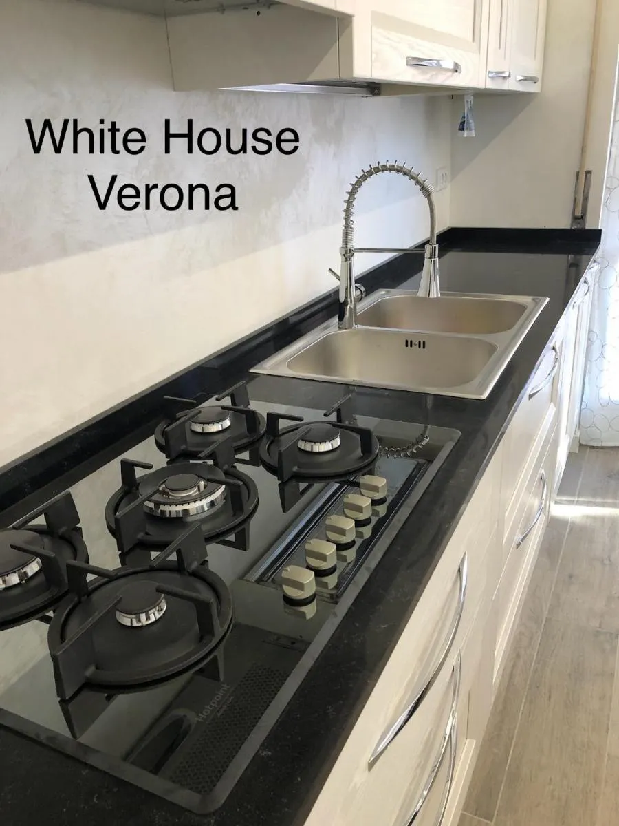 Image 4 of WHITE HOUSE