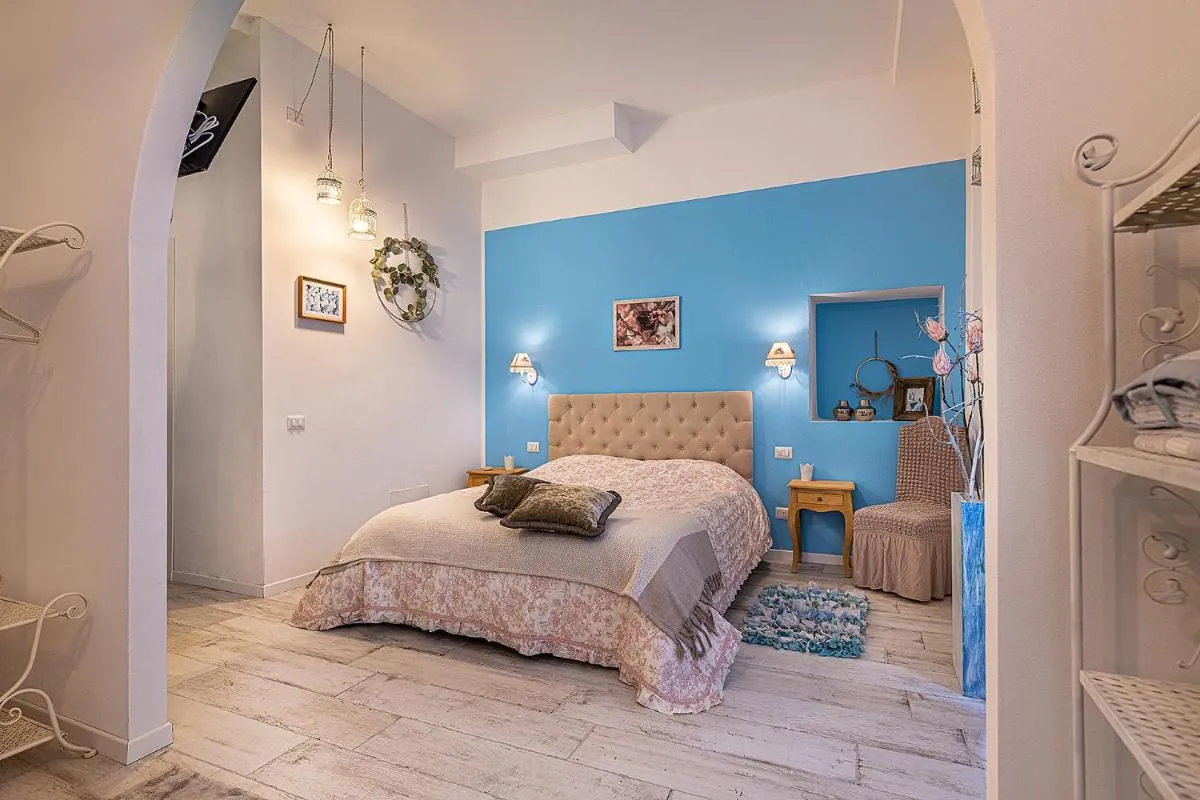 Image 6 of White & Gold Suite Verona
