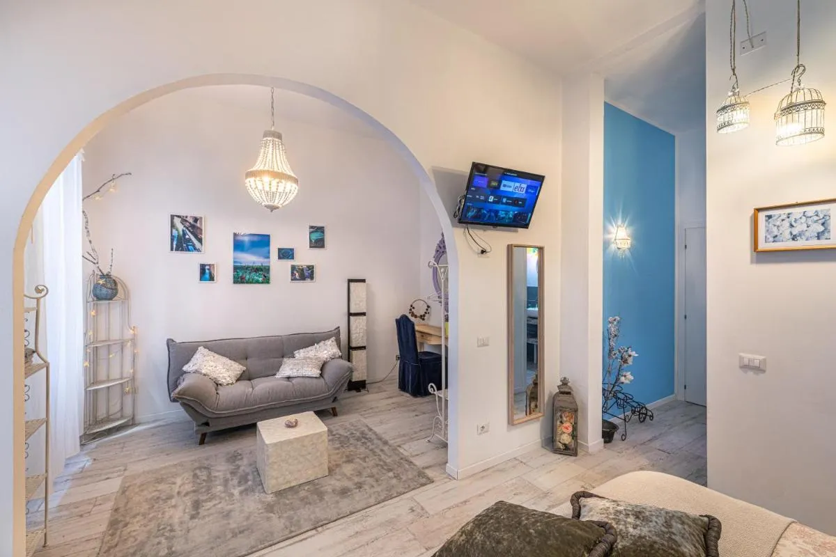Image 4 of White & Gold Suite Verona