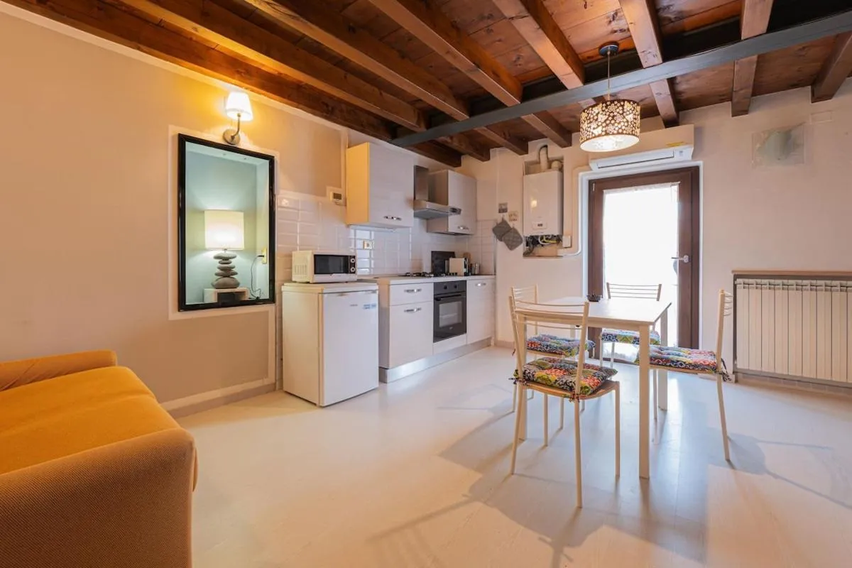 Image 3 of Juliet’s Paradise BalconGraffiti in Love