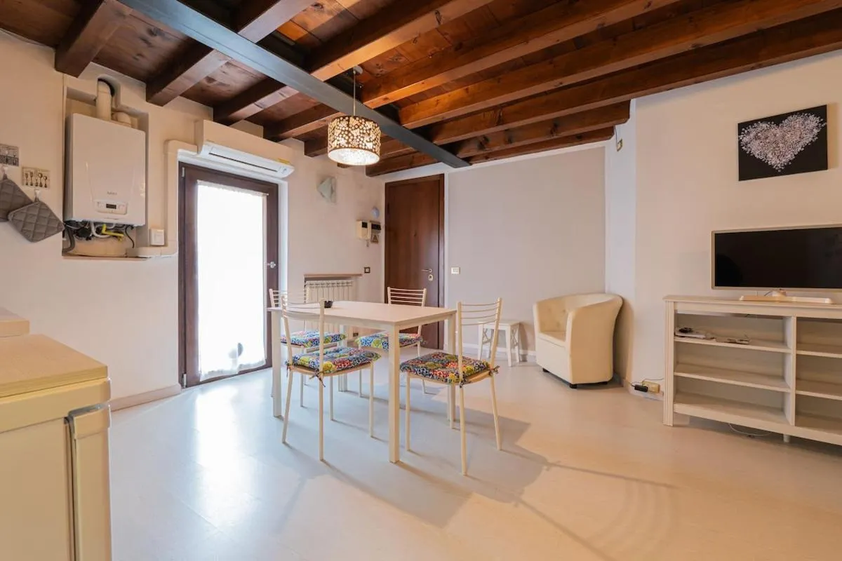 Image 4 of Juliet’s Paradise BalconGraffiti in Love