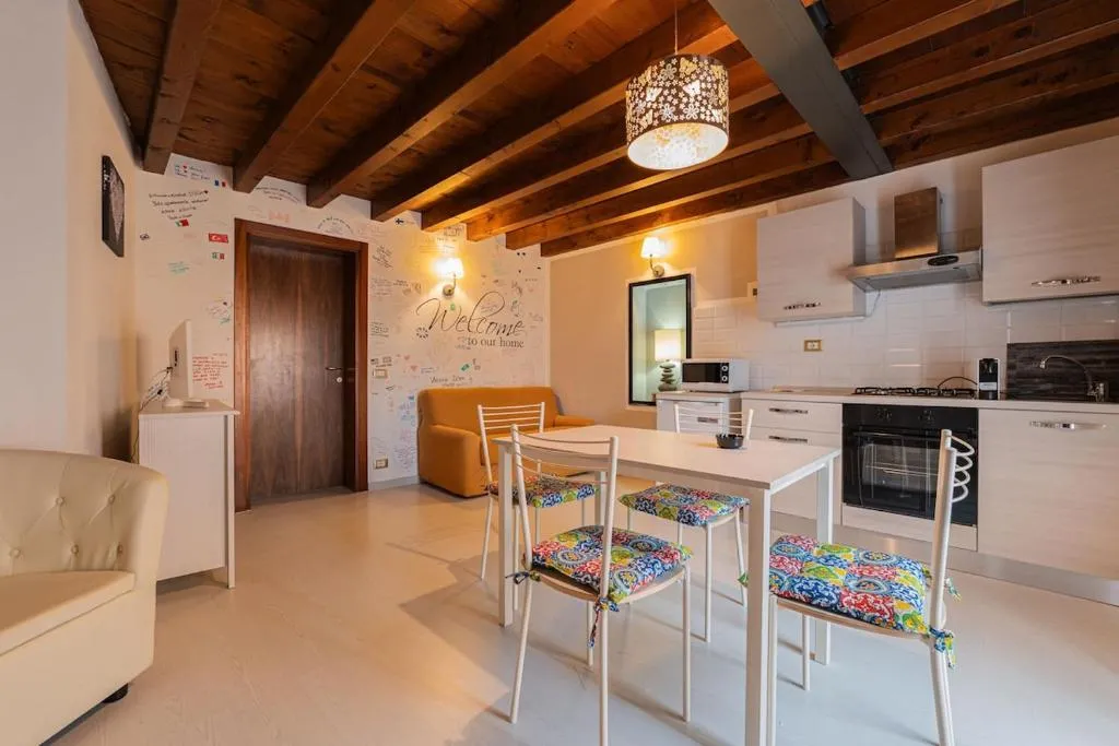 Image of Juliet’s Paradise BalconGraffiti in Love