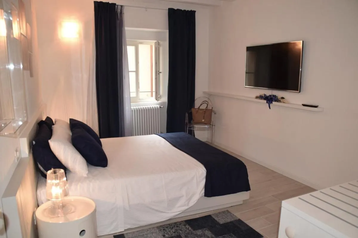 Image 1 of Verona White Lodge