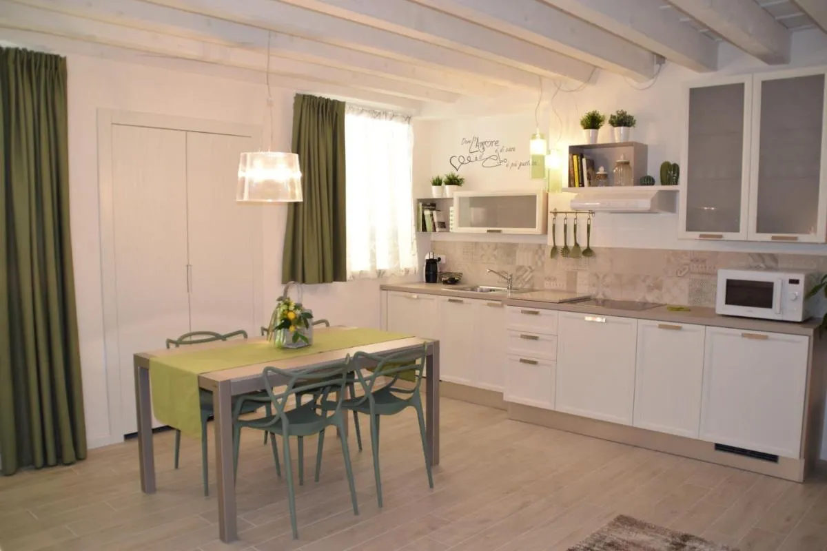 Image 3 of Verona White Lodge