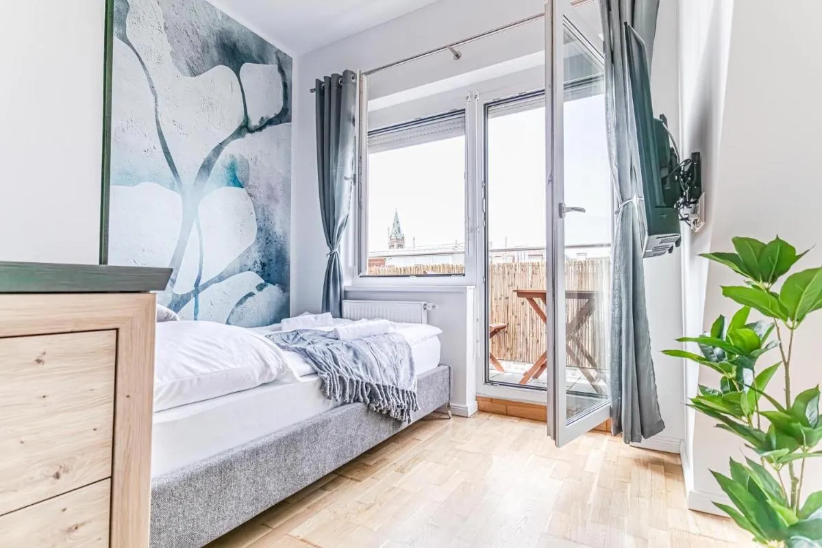 9 min to Center – Luxury Airconditioned w/ Balcony - 2