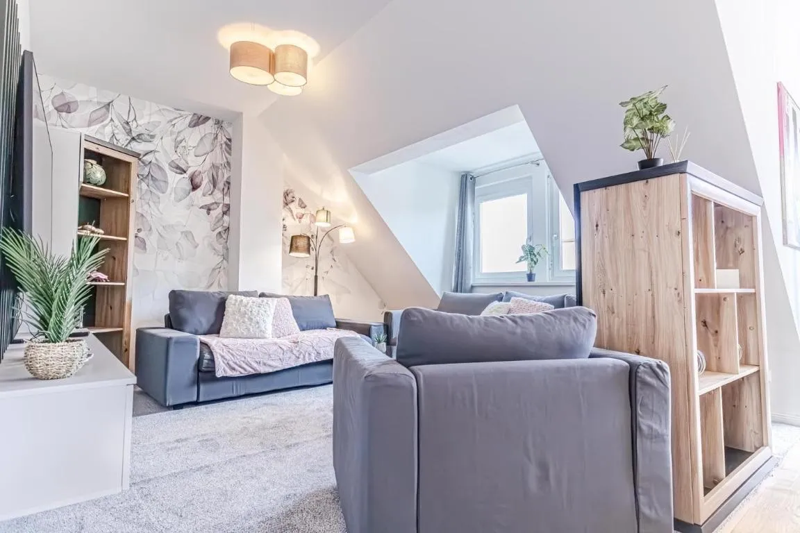9 min to Center – Luxury Airconditioned w/ Balcony
