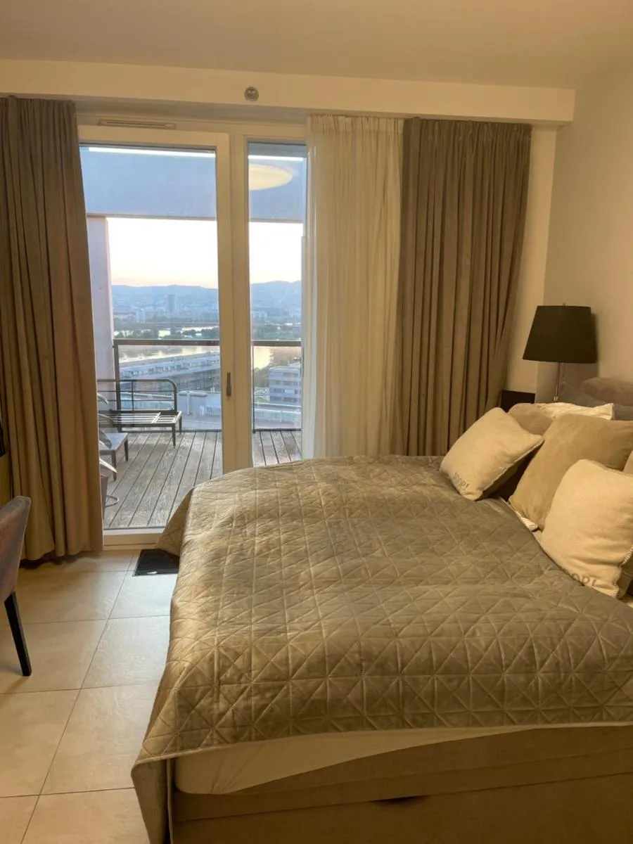 Amazing Austria Center Apartment near UNO City - 2