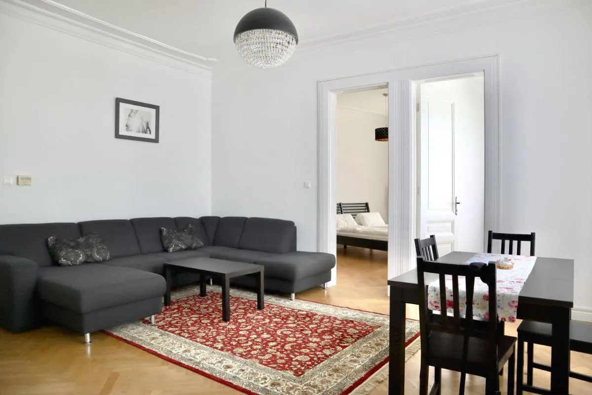 Apartment 3 stops to mainstation - 2