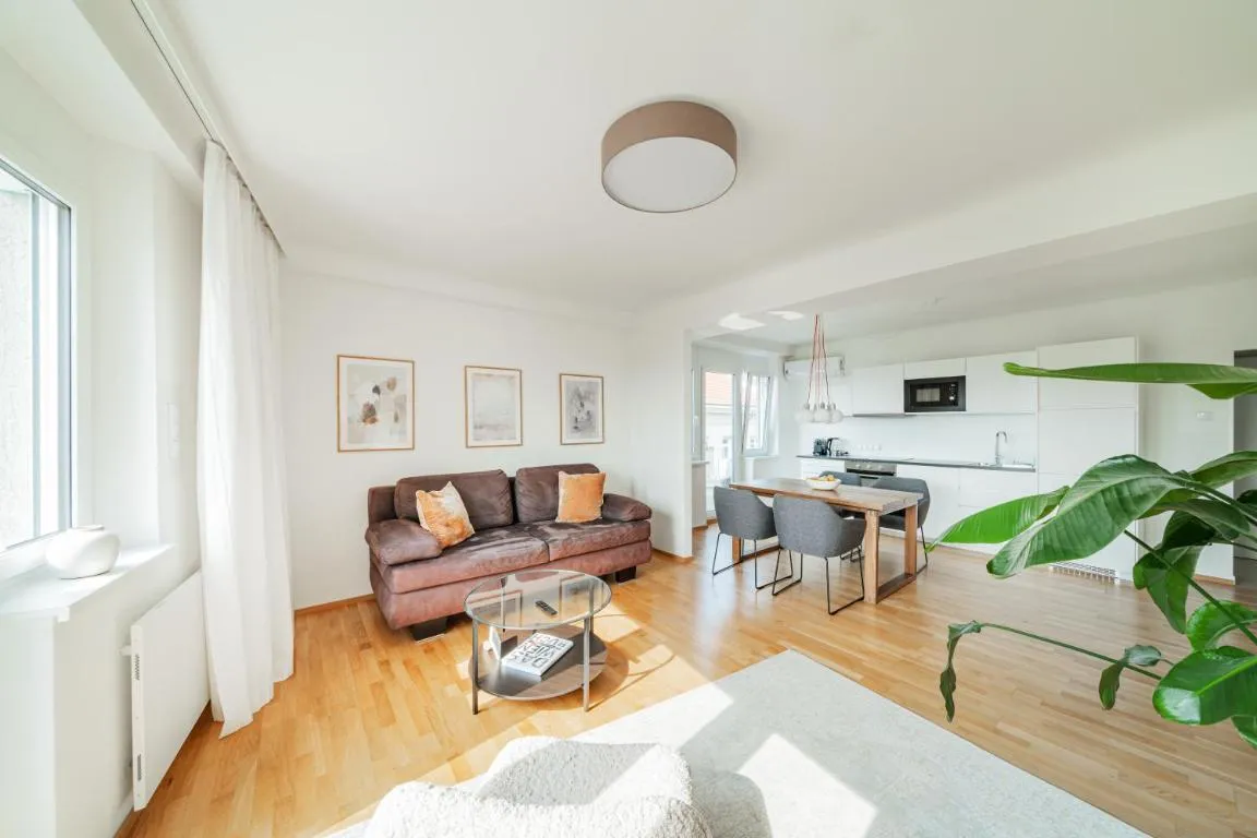 Central 60m2 suite 10 min walk from main station