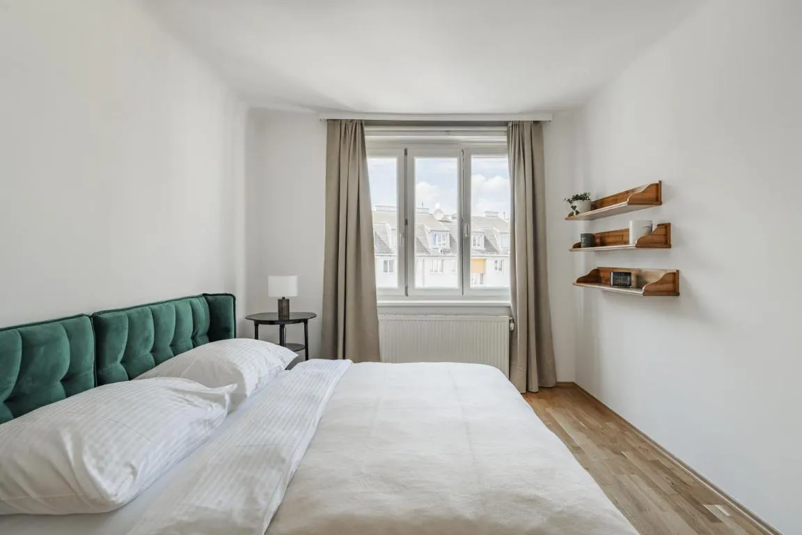 Central 70m flat close to subway