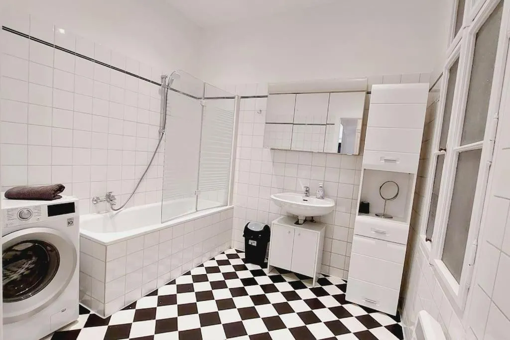 Central & Spacious 3 Bedroom Apartment - 3