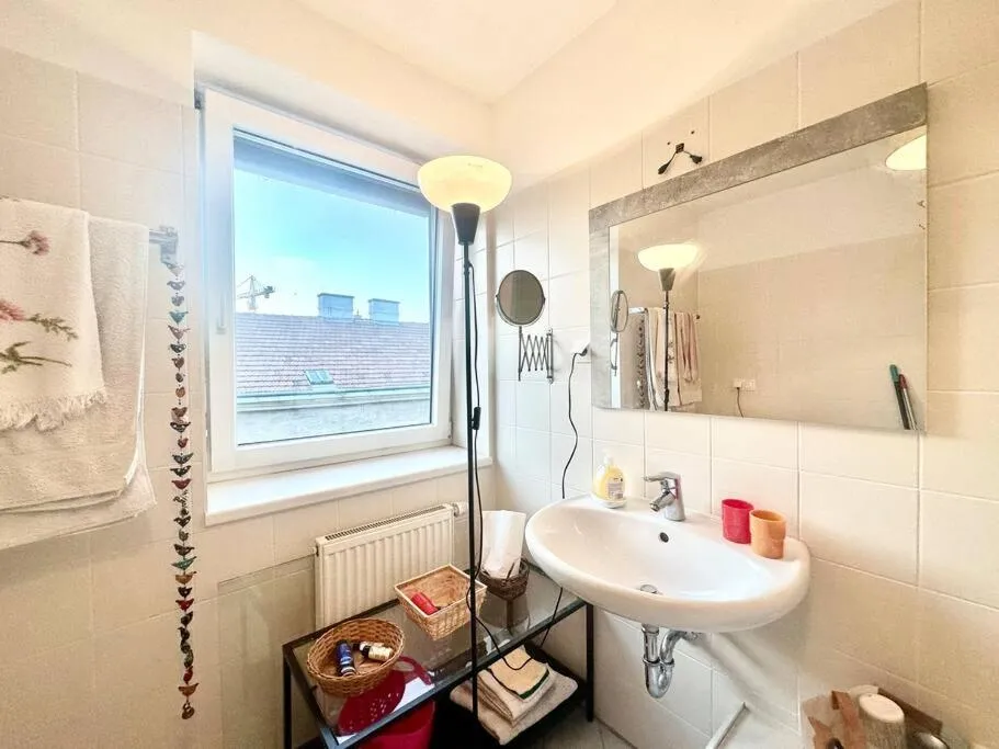 Charming Flat on Top Floor with great View - 3