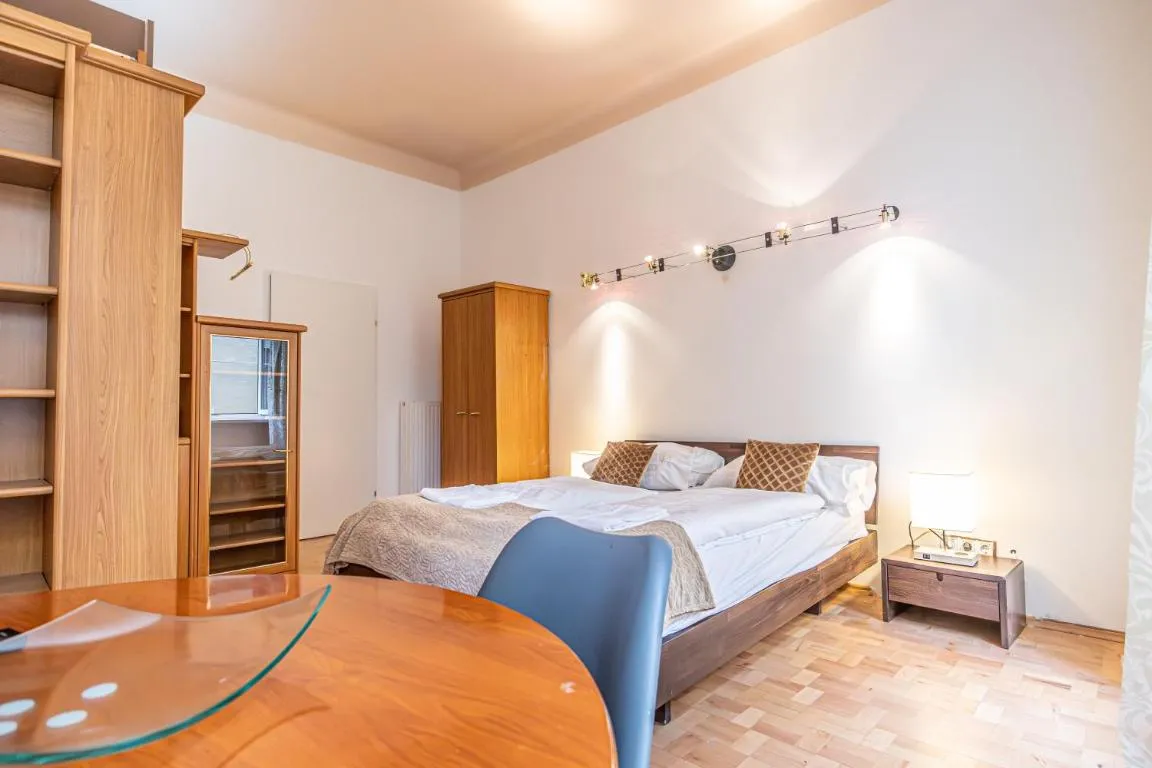 Cozy City Center Retreat 2BR Apt. Homelike Comfort