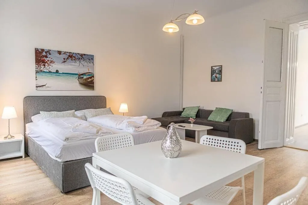 Easystay 2BR Apt. near AKH- Perfect for Longstays - 2