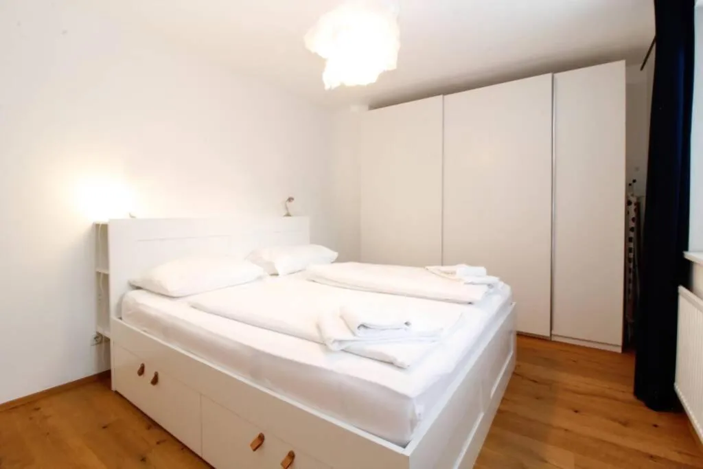 MODERN spacious, 2 BEDROOM, FREE PARKING - 2