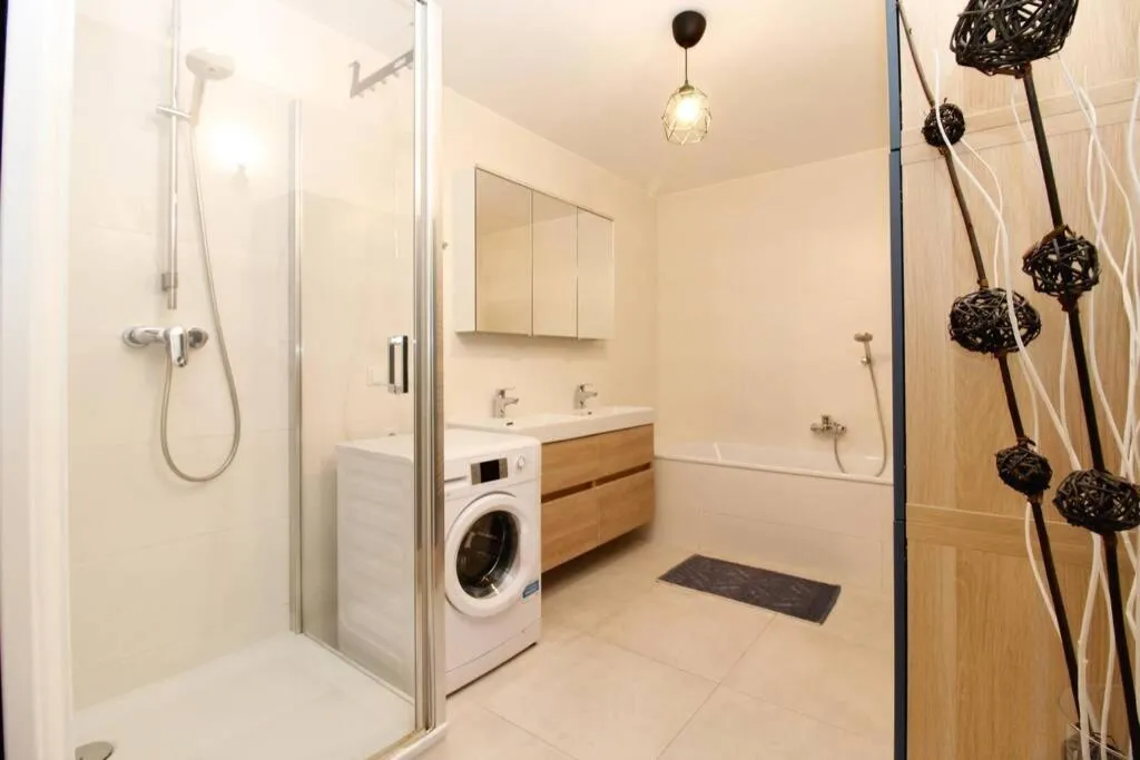 MODERN spacious, 2 BEDROOM, FREE PARKING - 3