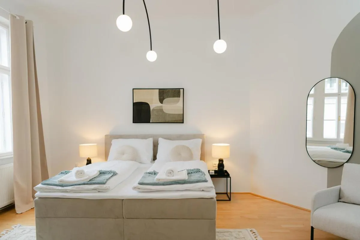 Stylish APT for 4-6 metro & walk 5 min to center - 2