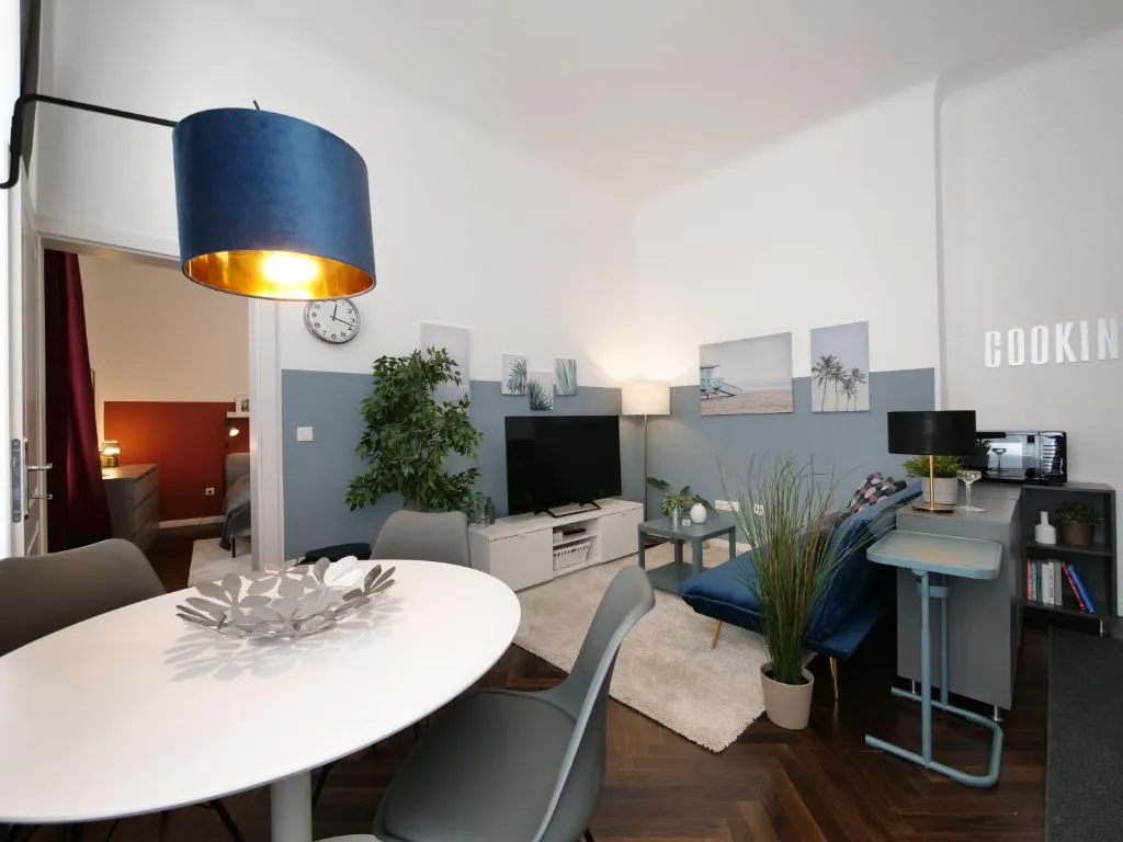 Stylish City Center Apartment