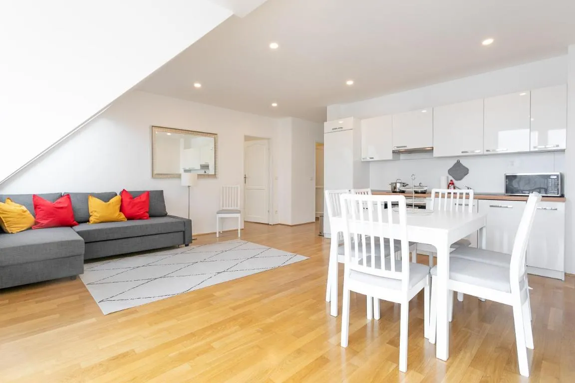 Sunny Penthouse with Terrace. DG7