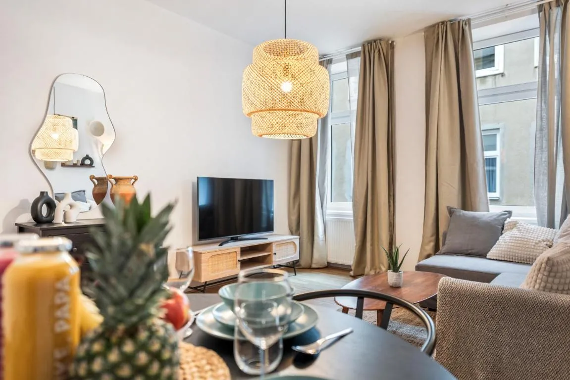Warm & Vivid Residence – 15 minutes away from Center