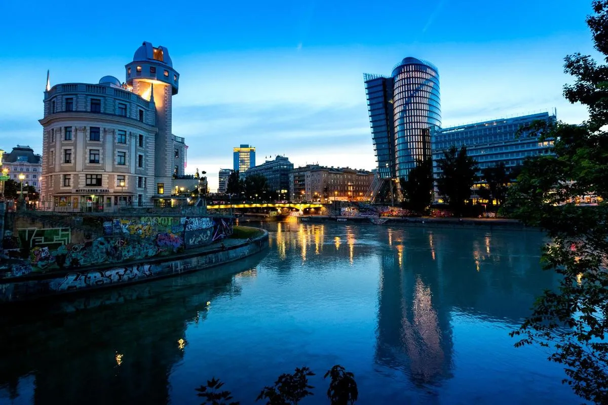 Image 4 of Vienna Panoramic Night Bus Tour