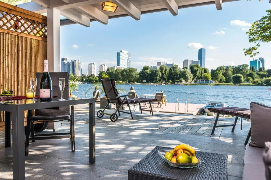 AJO Vienna Beach – Contactless Check-in