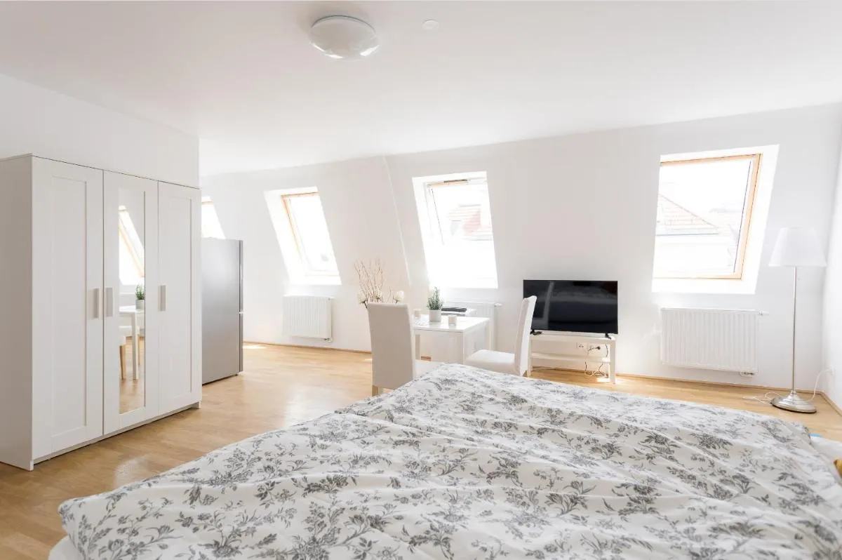 Between Schoenbrunn and the City Center. Apt. 40 - 3