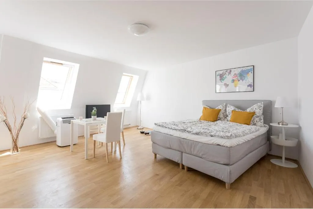 Between Schoenbrunn and the City Center. Apt. 40