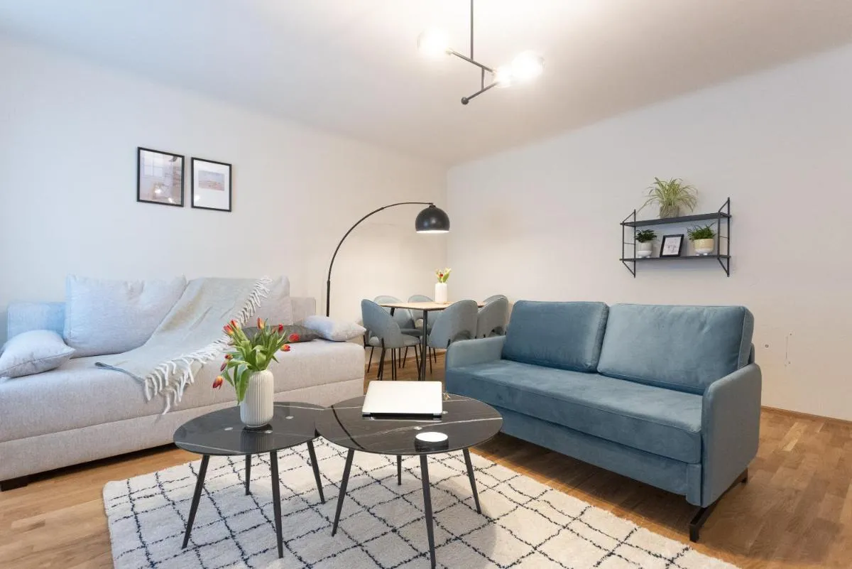 BuzzStays – Chic 1-Bed Apt by Canal Walk to Historic Centre - 2