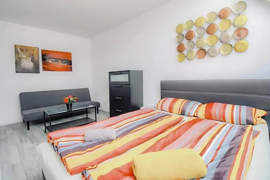 Central 4BR Apt with Terrace, 10Min Walk to Augarten