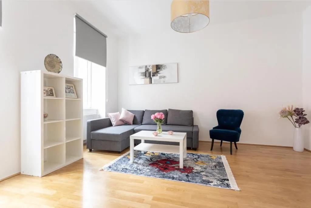 Charming Flat & Balcony near CentralStation Apt 5