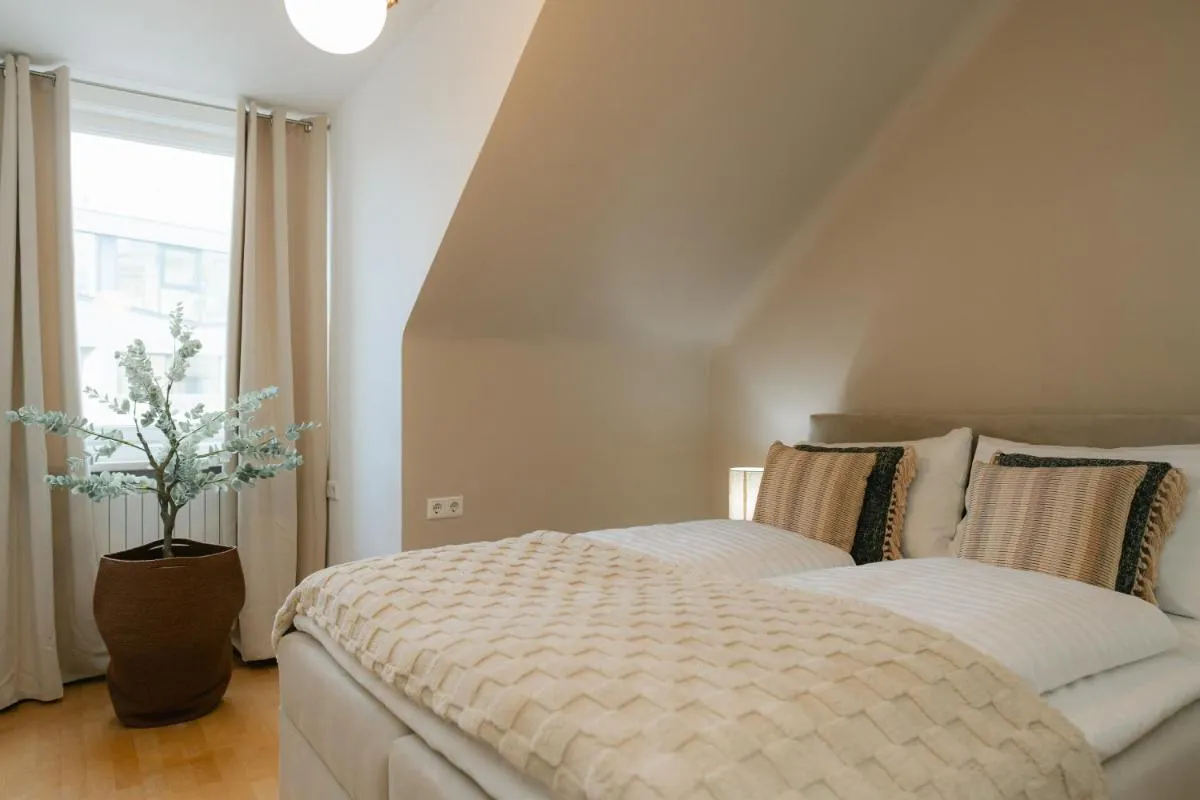 Comfy APT for 4-6, 5 min to center, No Elevator Until End 2024 - 2