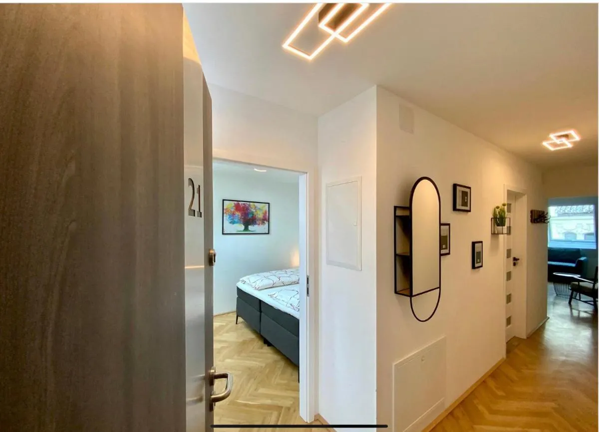 Freshly renovated Apartment in Trendy Area! HG21 - 2