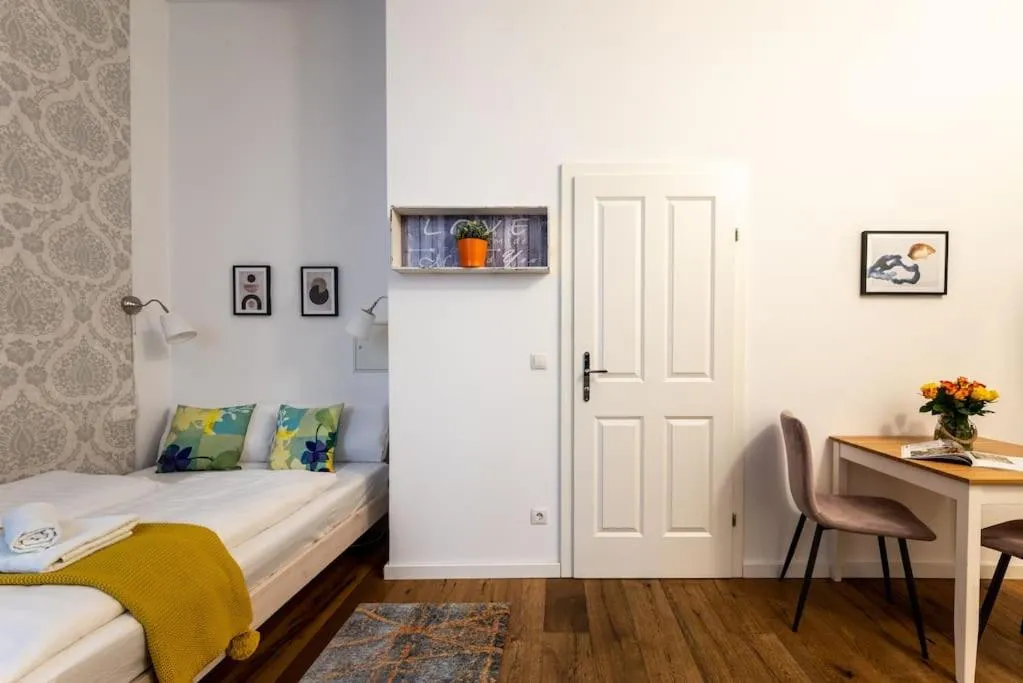 HM • Compact Studio Near Center - 2