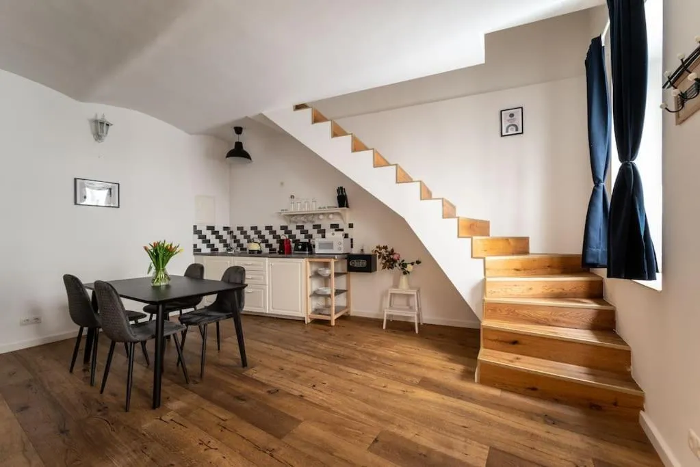HM • Cozy 1BR Duplex Near Center - 2