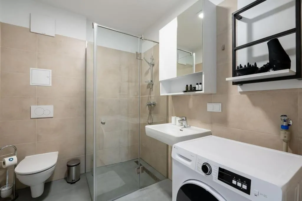 HM • Elegant 1BR Flat with Balcony - 2