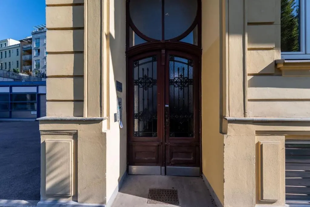 HM • Lite 1BR Near Metro & Center - 2