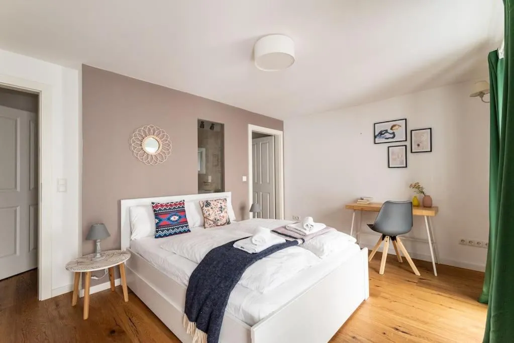 HM • Neat 1BR Duplex by Metro/Center