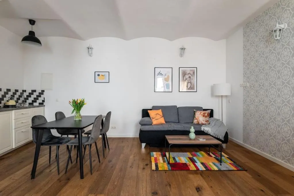 HM • Neat 1BR Duplex by Metro/Center - 3
