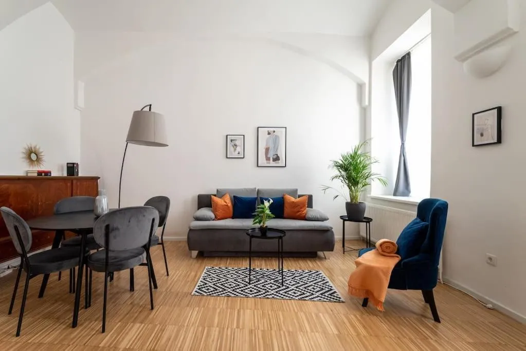 HM • Pristine 1BR Steps from City