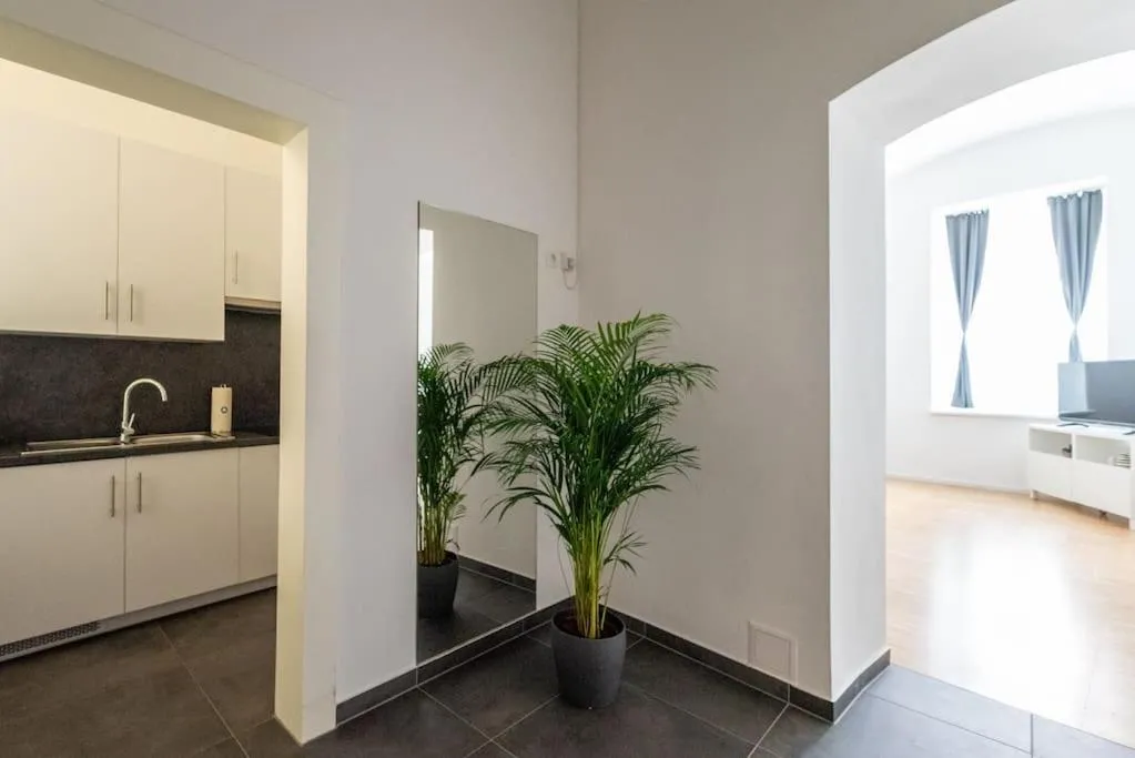HM • Pristine 1BR Steps from City - 2