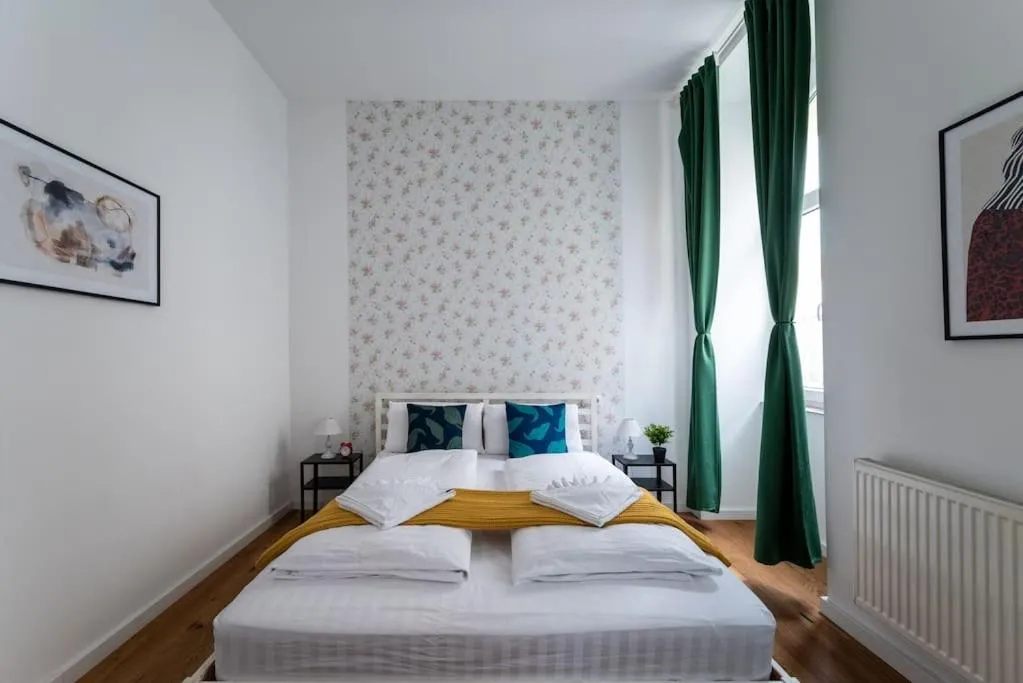 HM • Sleek 1BR Flat Near Center - 3