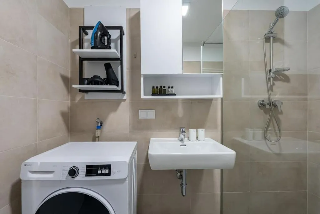HM • Sunny 1BR Home with Balcony - 3