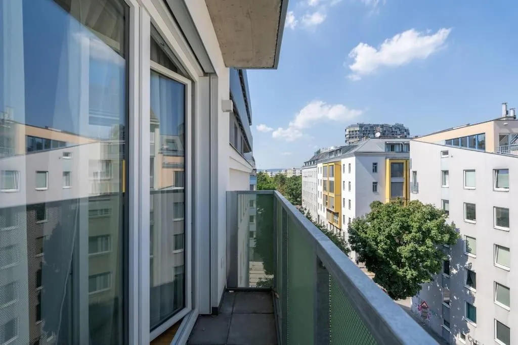 HM • Trendy 1BR, Direct City Access - 3