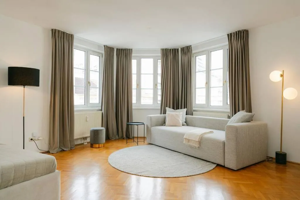 Hip APT perfect for 4 or 6, great district, metro - 2
