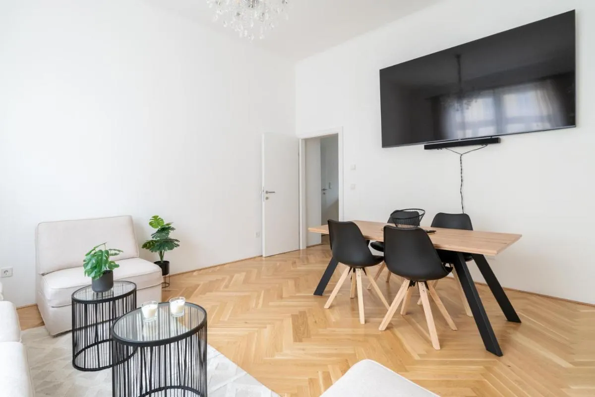Luxurious Viennese Old Style Apartment - 2
